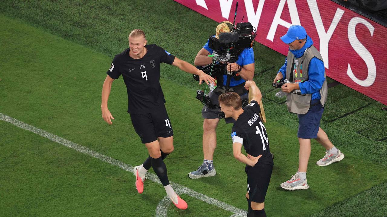 Torjubel an der Eckfahne bei Norwegen: Erling Haaland und Martin Ödegaard feiern.