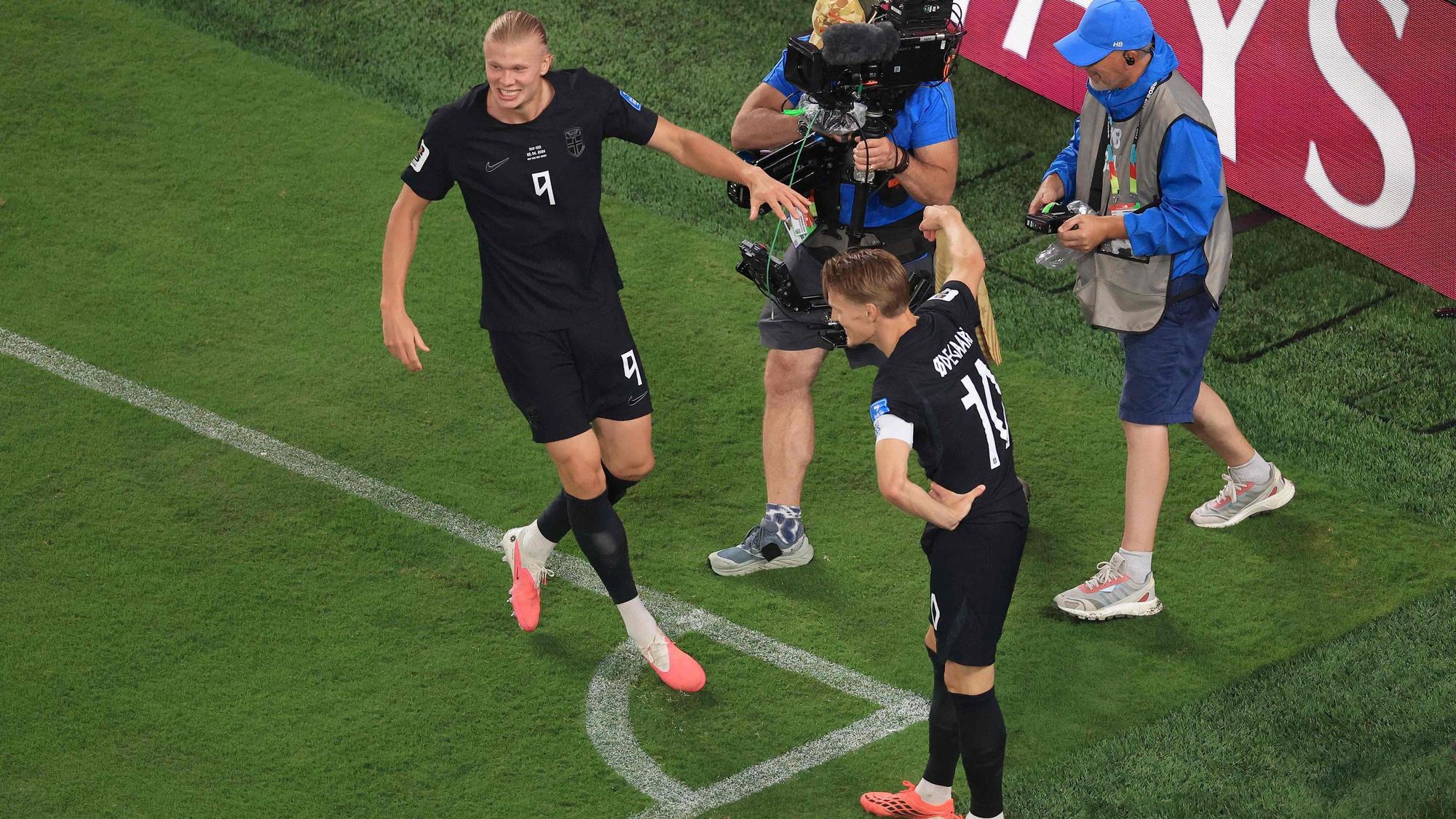 Torjubel an der Eckfahne bei Norwegen: Erling Haaland und Martin Ödegaard feiern.
