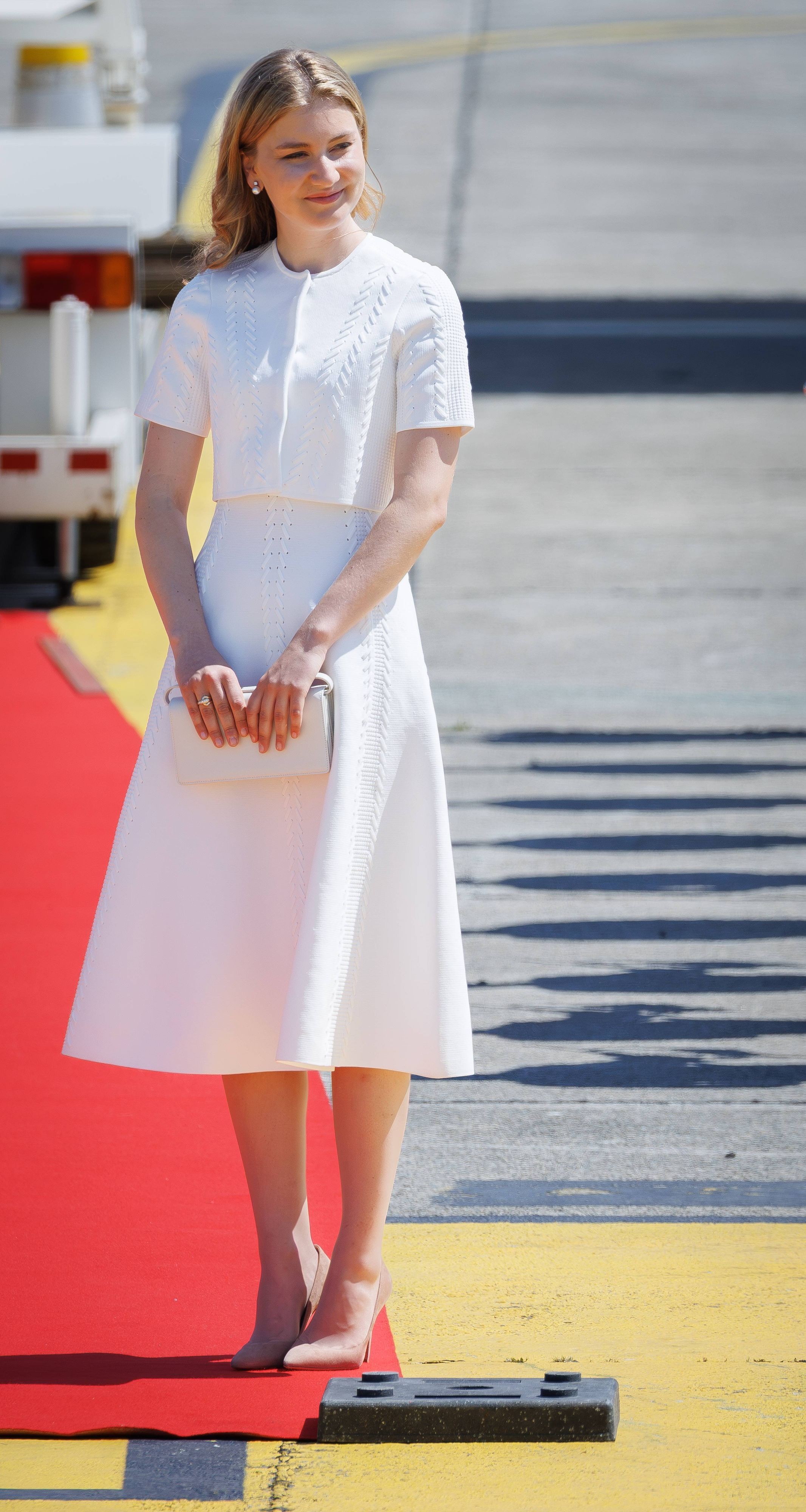 Kronprinzessin Elisabeth von Belgien wartet auf das japanische Kaiserpaar, Kaiser Naruhito und Kaiserin Masako.