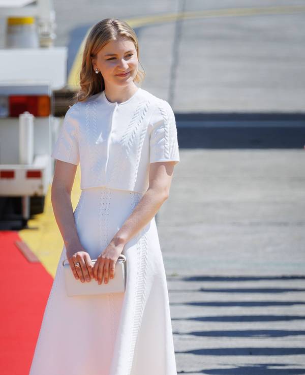 Kronprinzessin Elisabeth von Belgien wartet auf das japanische Kaiserpaar, Kaiser Naruhito und Kaiserin Masako.