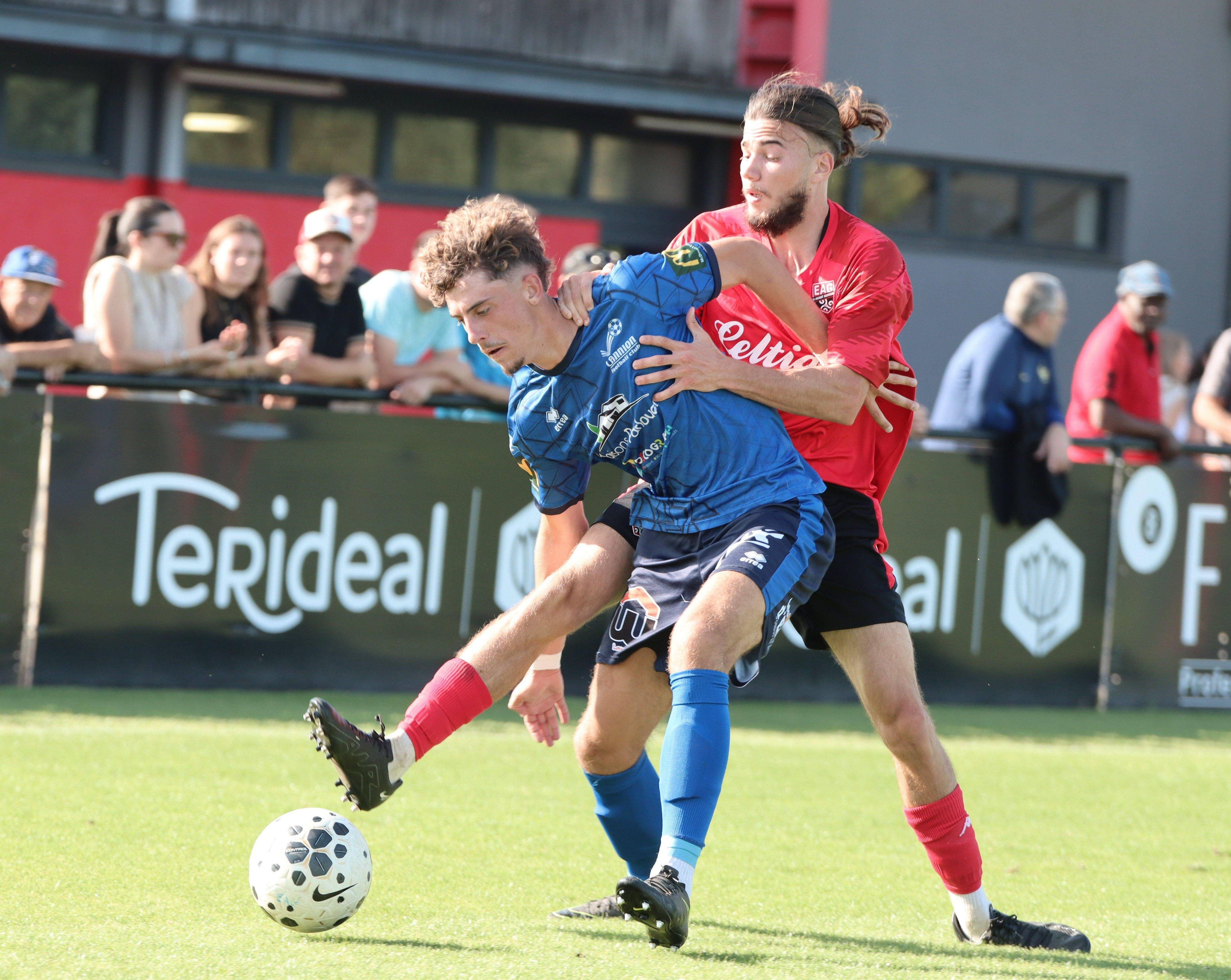 Spiel der National 3 (5. Liga) zwischen EA Guingamp und AS Lannion. Enzo Herpe (Lannion, links) setzt sich im Zweikampf gegen Kenzo Kies (Guingamp, rechts) durch.