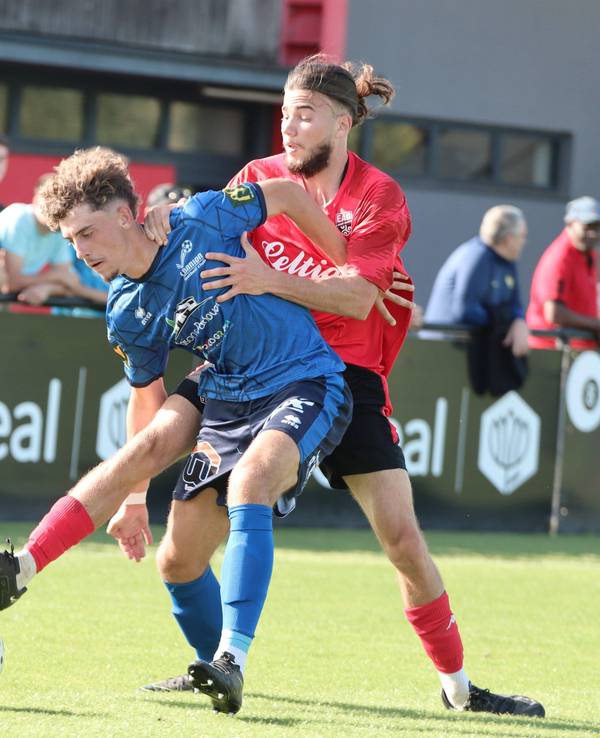 Spiel der National 3 (5. Liga) zwischen EA Guingamp und AS Lannion. Enzo Herpe (Lannion, links) setzt sich im Zweikampf gegen Kenzo Kies (Guingamp, rechts) durch.