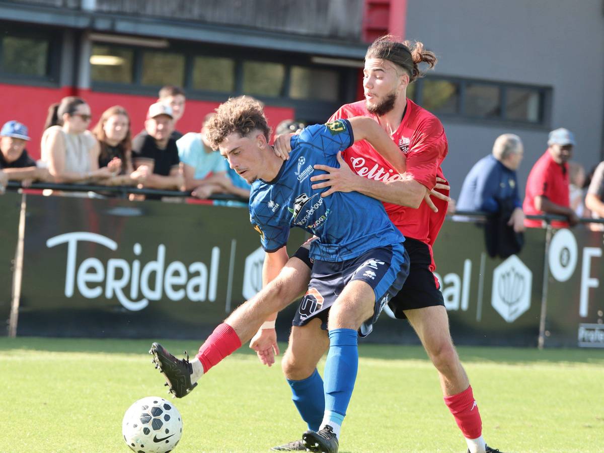 Spiel der National 3 (5. Liga) zwischen EA Guingamp und AS Lannion. Enzo Herpe (Lannion, links) setzt sich im Zweikampf gegen Kenzo Kies (Guingamp, rechts) durch.