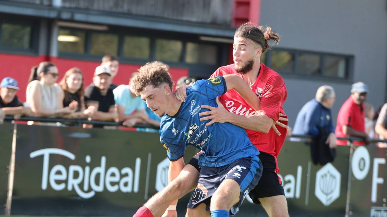 Spiel der National 3 (5. Liga) zwischen EA Guingamp und AS Lannion. Enzo Herpe (Lannion, links) setzt sich im Zweikampf gegen Kenzo Kies (Guingamp, rechts) durch.