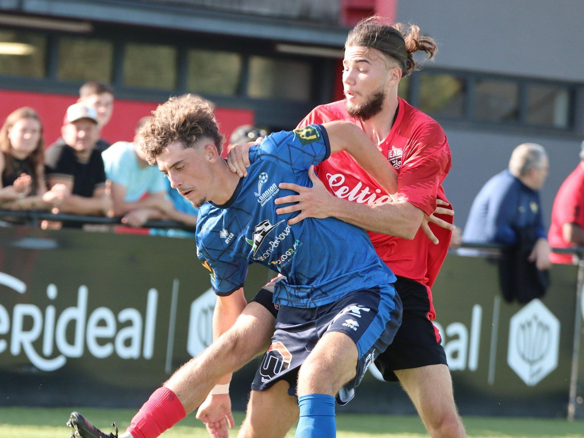 Spiel der National 3 (5. Liga) zwischen EA Guingamp und AS Lannion. Enzo Herpe (Lannion, links) setzt sich im Zweikampf gegen Kenzo Kies (Guingamp, rechts) durch.