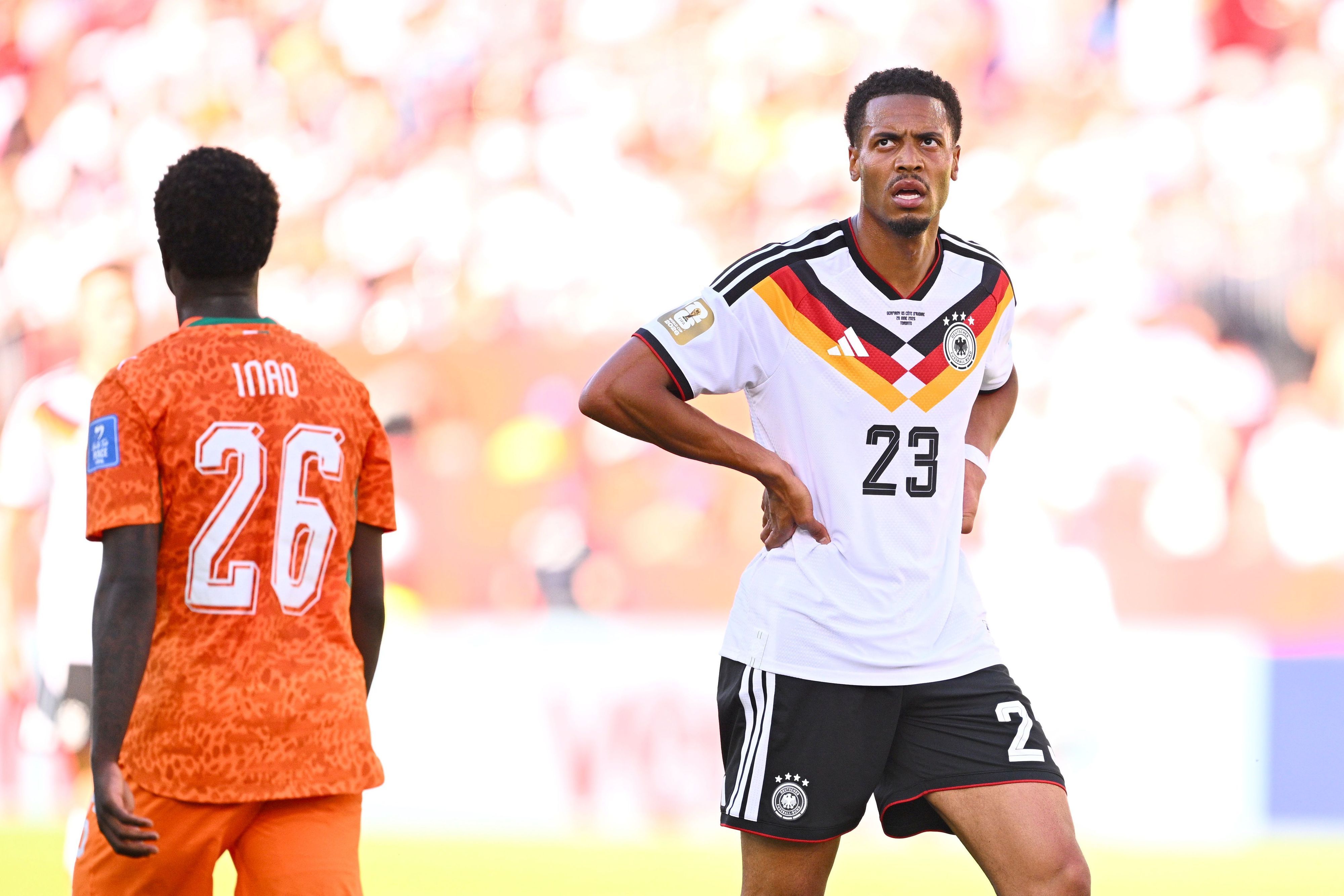 Felix Nmecha (r.) stemmt beim Spiel die Arme in die Hüften.