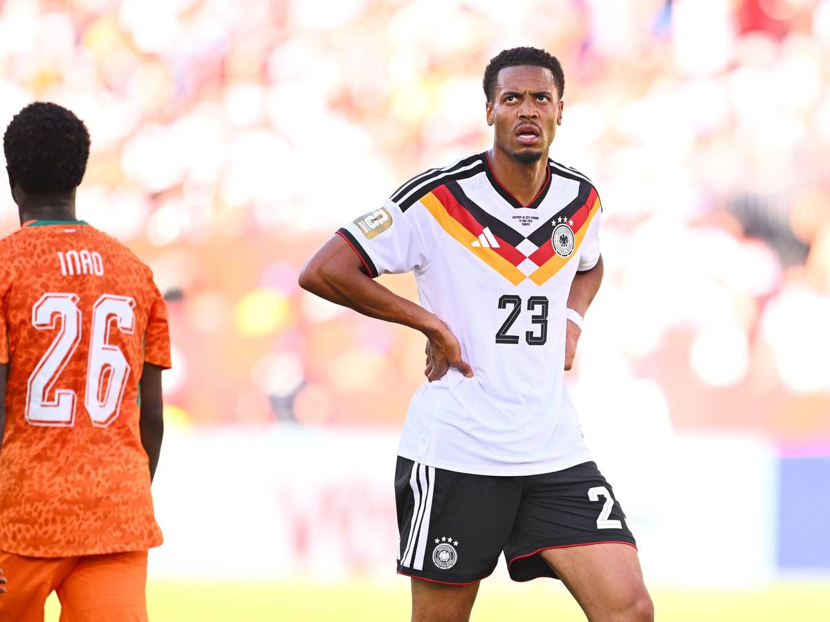 Felix Nmecha (r.) stemmt beim Spiel die Arme in die Hüften.