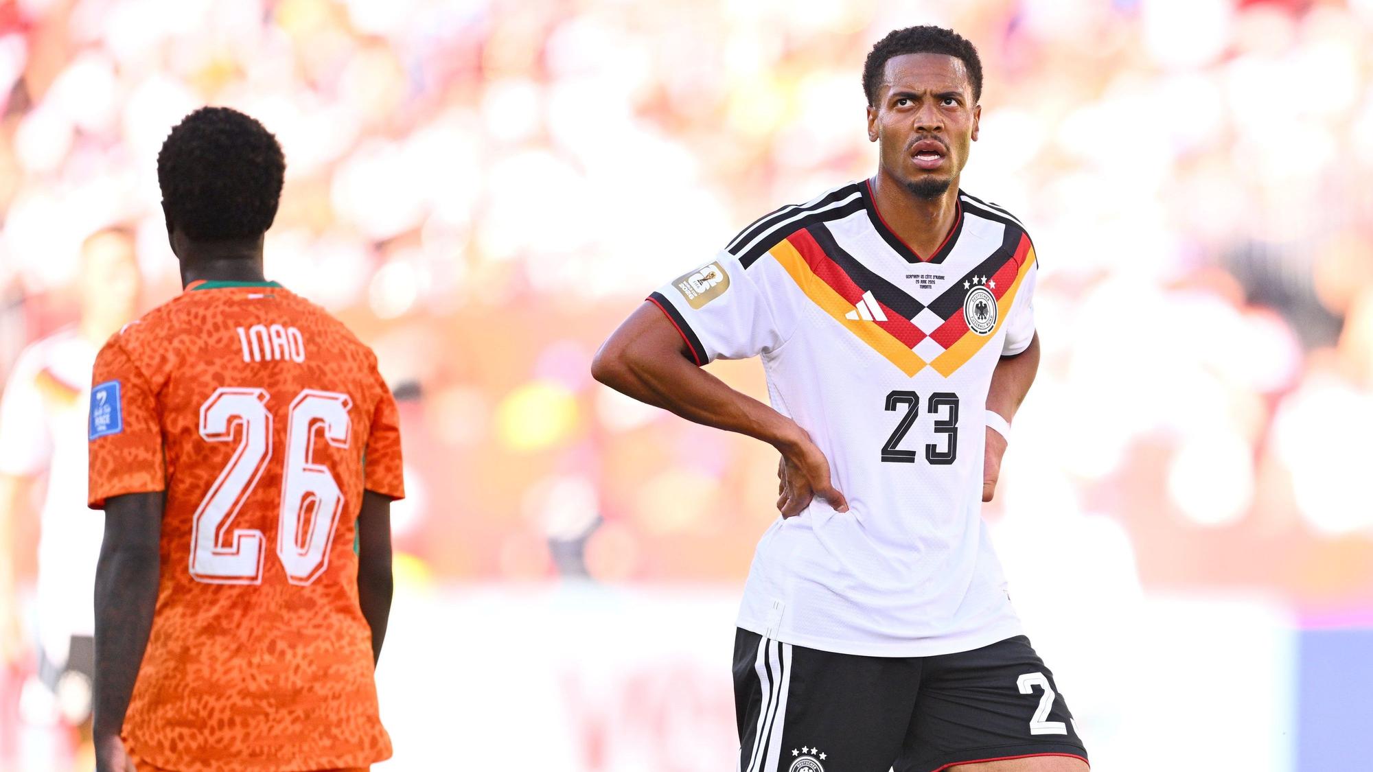 Felix Nmecha (r.) stemmt beim Spiel die Arme in die Hüften.