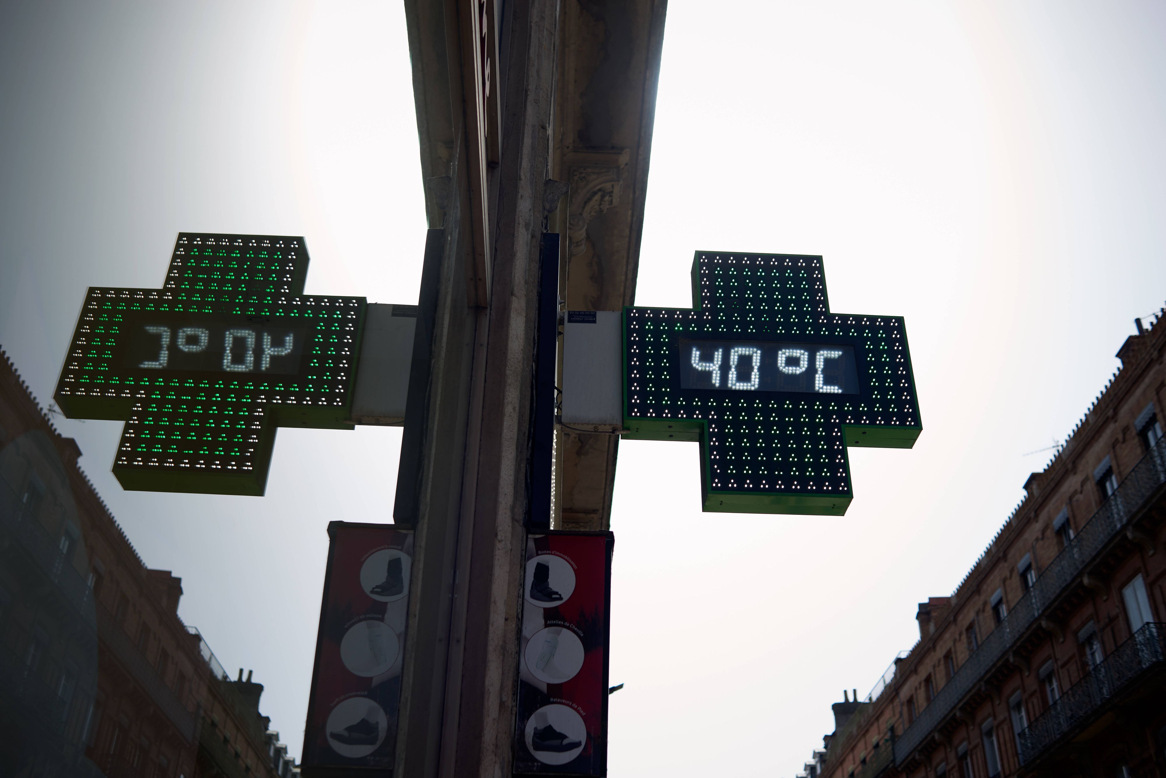 Ein Apotheken-Thermometer im französischen Toulouse zeigt am 22. Juni 2026 unbarmherzige 40 Grad an.