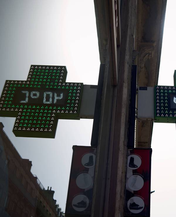 Ein Apotheken-Thermometer im französischen Toulouse zeigt am 22. Juni 2026 unbarmherzige 40 Grad an.
