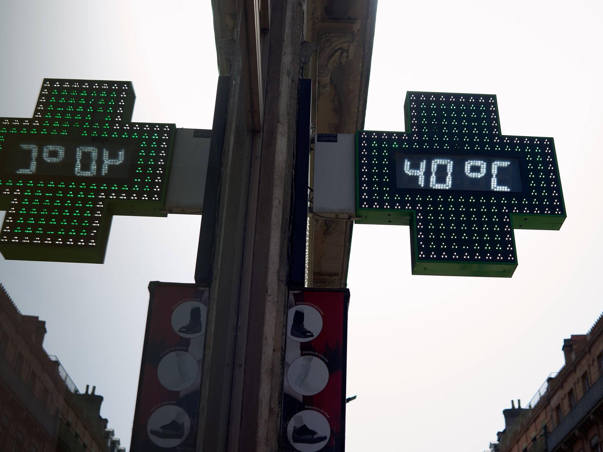 Ein Apotheken-Thermometer im französischen Toulouse zeigt am 22. Juni 2026 unbarmherzige 40 Grad an.
