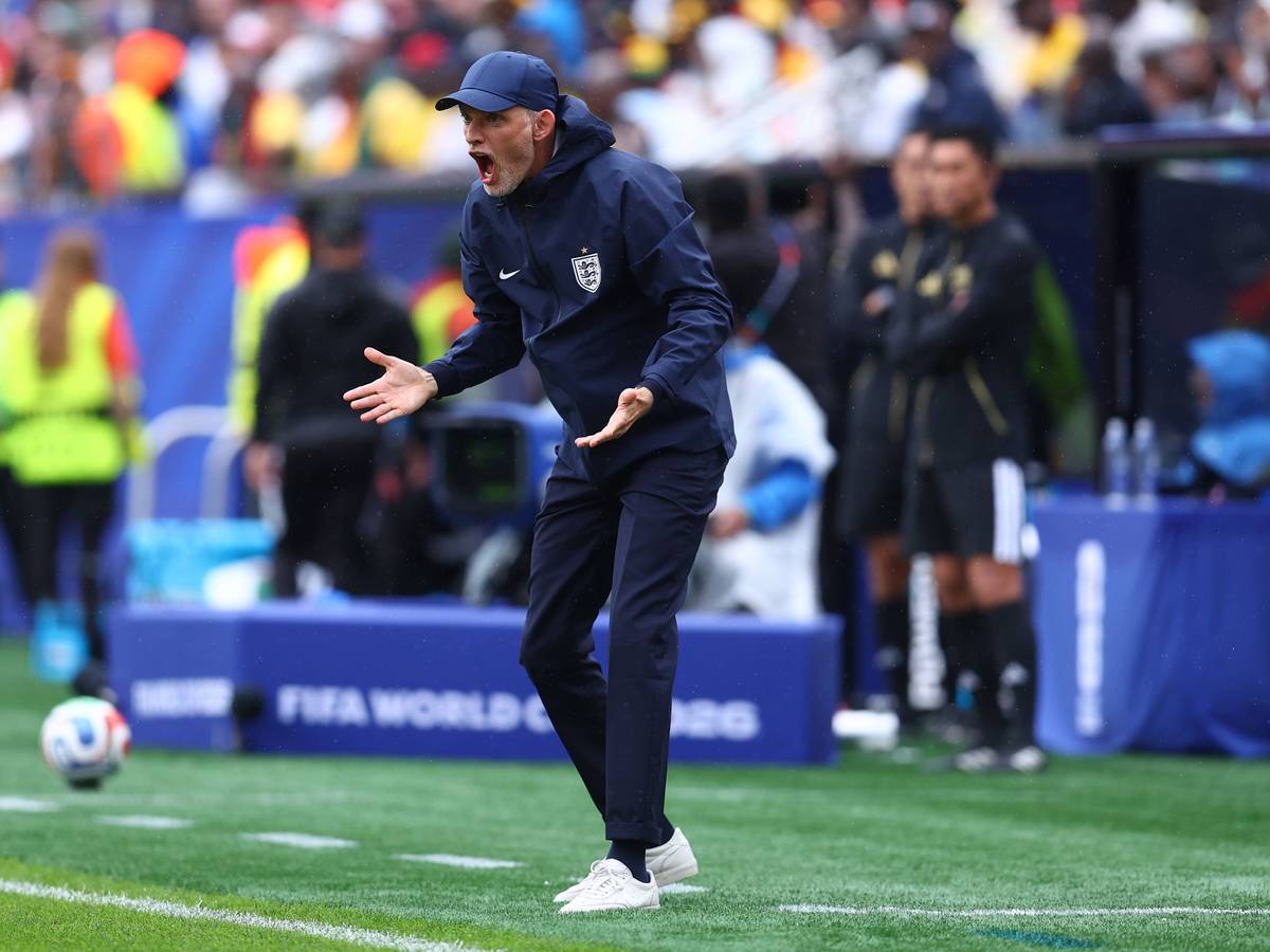 Thomas Tuchel brüllt am Seitenrand.
