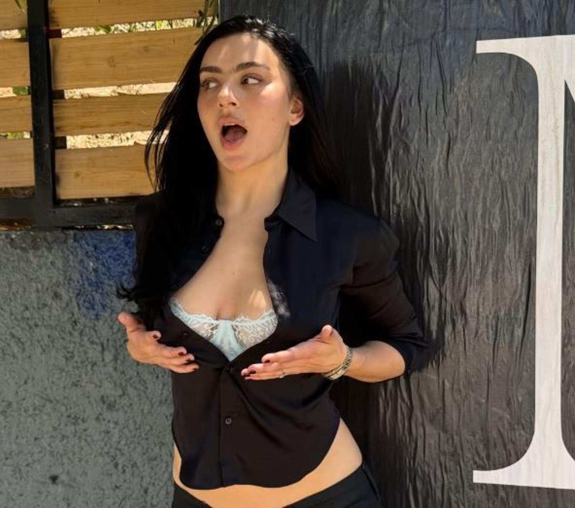 Charli XCX posiert.