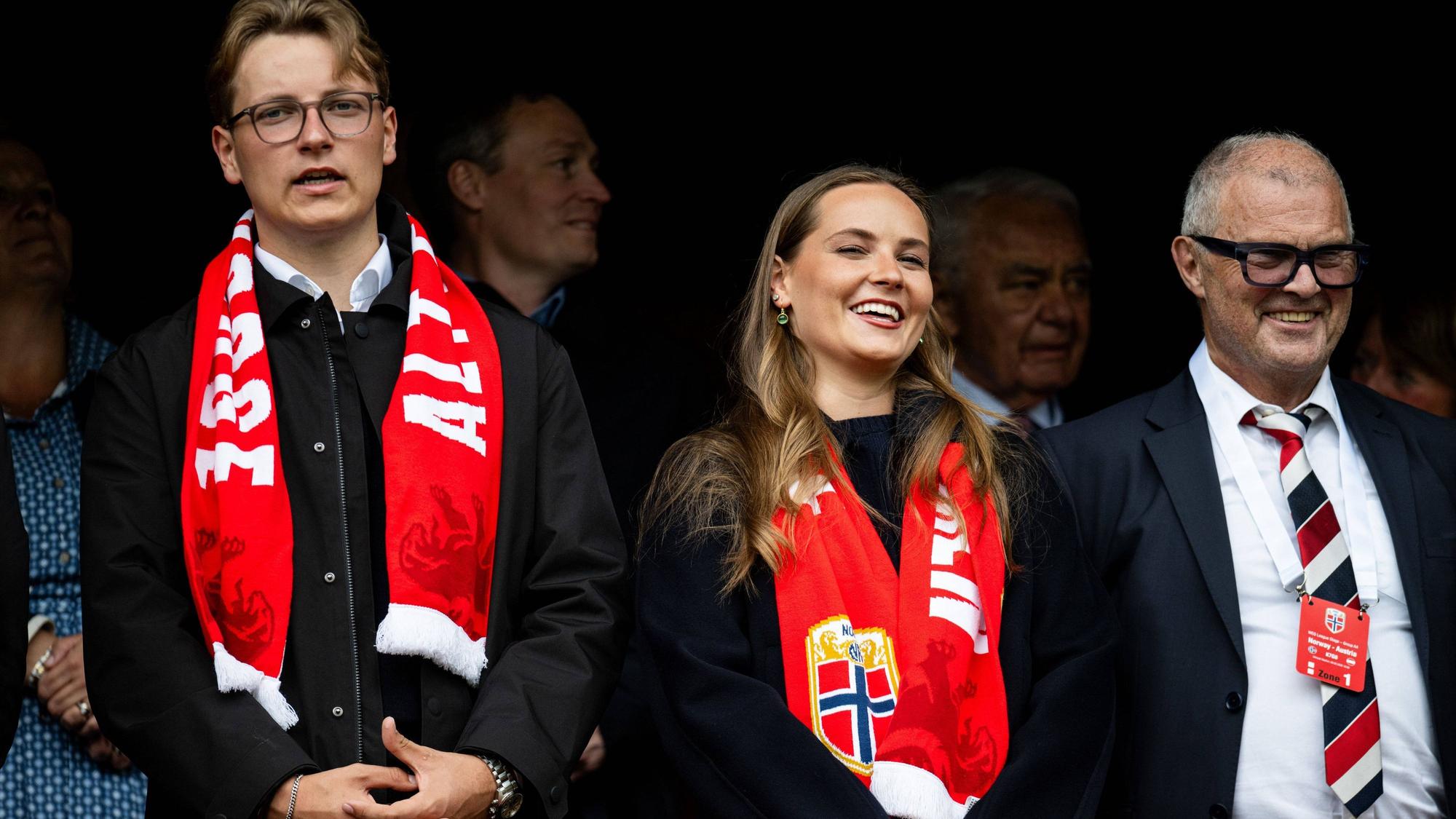 Prinzessin Ingrid Alexandra von Norwegen und ihr Bruder, Prinz Sverre Magnus, auf der Tribüne des „New York New Jersey Stadium“ in East Rutherford.