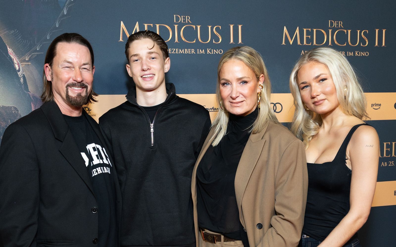 „Oh Gott, jetzt gehen sie bald alle“: Janine Kunze (Zweite von rechts) mit Ehemann Dirk Budach (links) und den Kindern Luiz-Fritz und Lili-Mari bei einer Filmpremiere. (Bild: 2025 Getty Images/Andreas Rentz)
