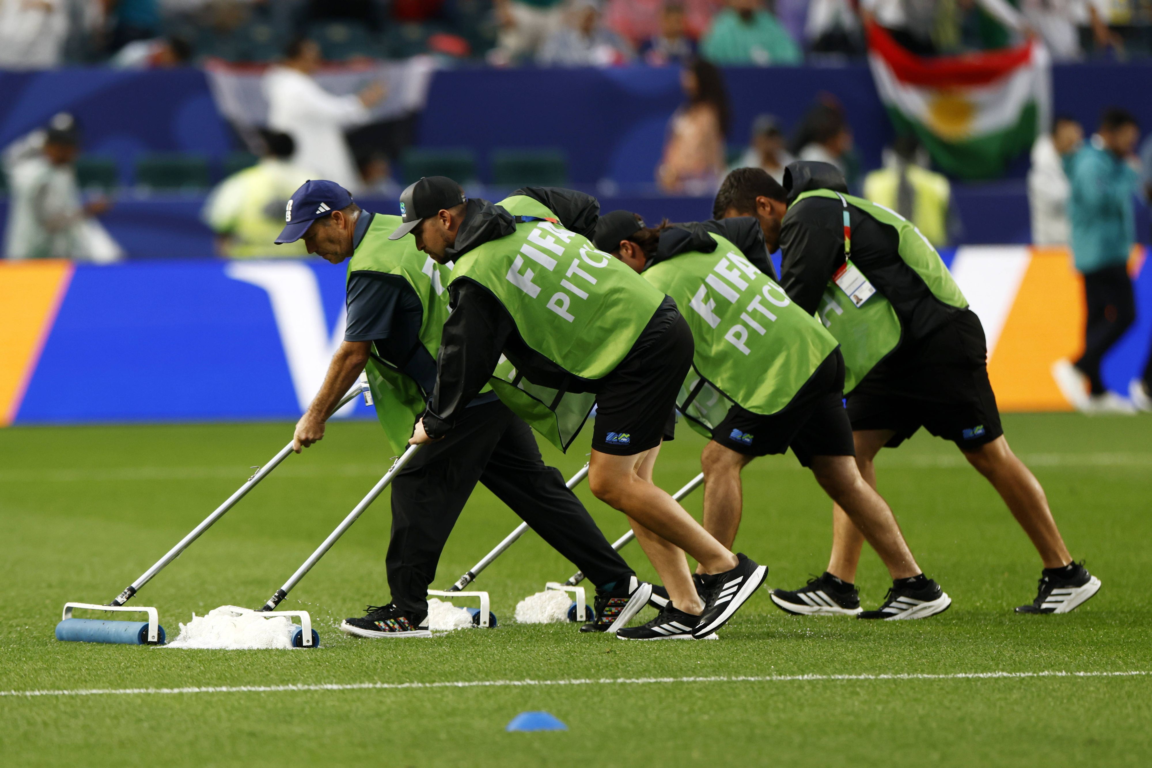 Der Rasen bei der WM 2026 wird von Wasser befreit.