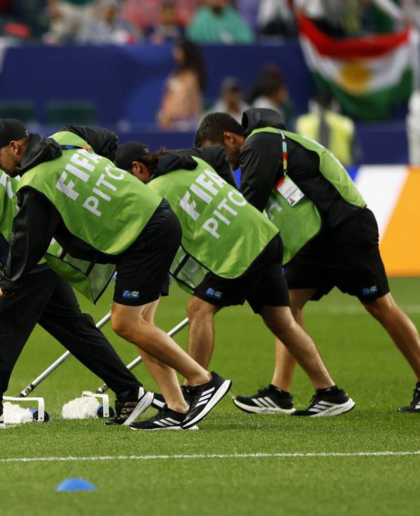 Der Rasen bei der WM 2026 wird von Wasser befreit.