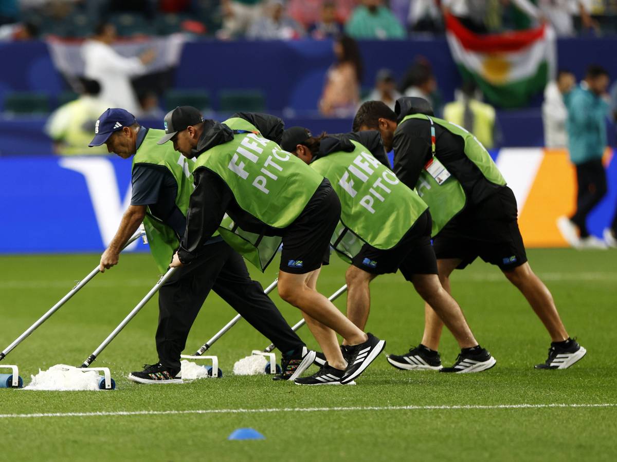 Der Rasen bei der WM 2026 wird von Wasser befreit.