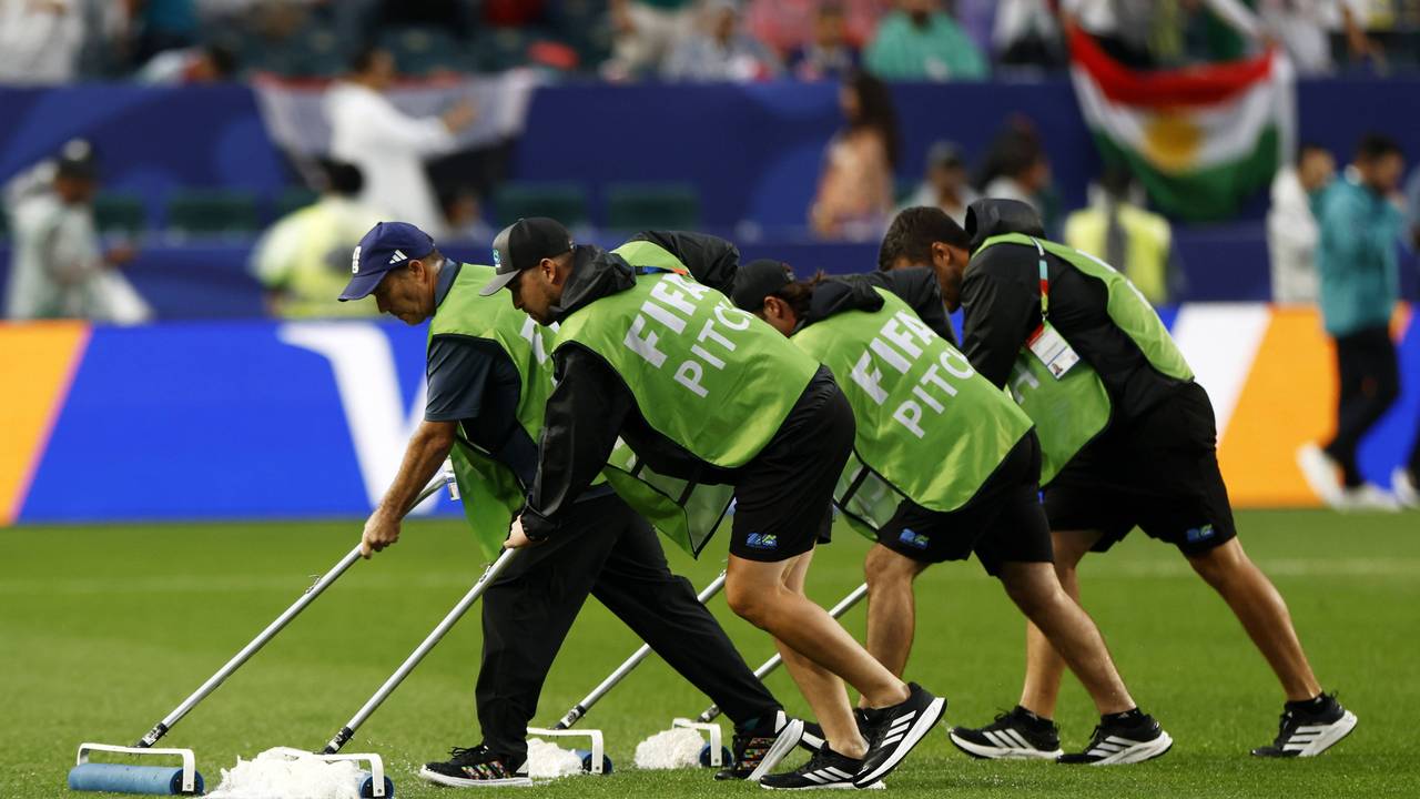 Der Rasen bei der WM 2026 wird von Wasser befreit.