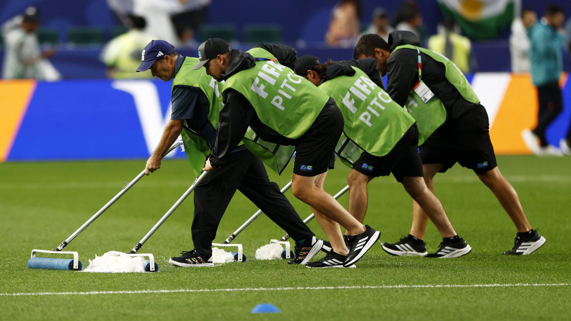 Der Rasen bei der WM 2026 wird von Wasser befreit.