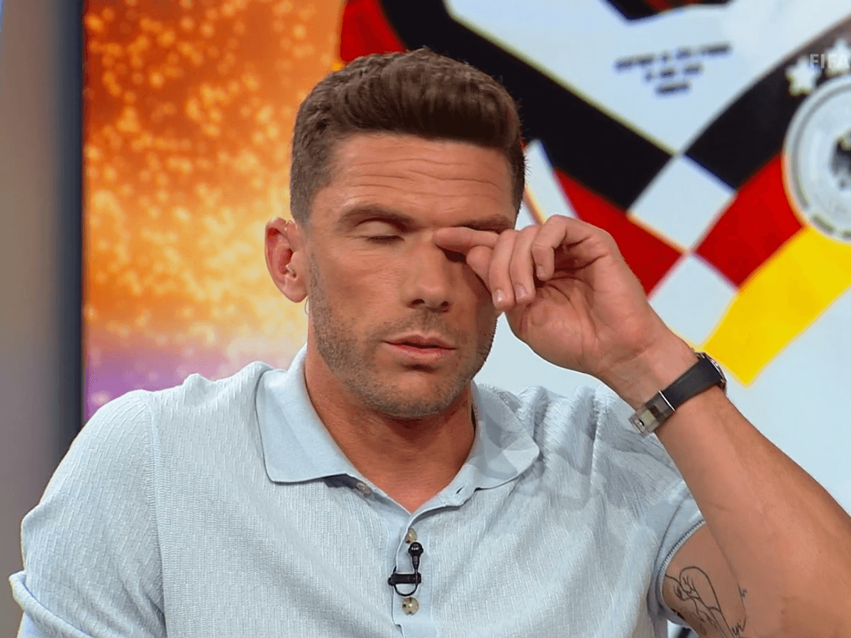 Robin Gosens reibt sich in der ARD-Übertragung ein Auge.