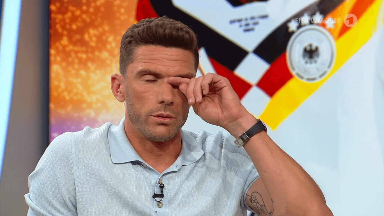 Robin Gosens reibt sich in der ARD-Übertragung ein Auge.