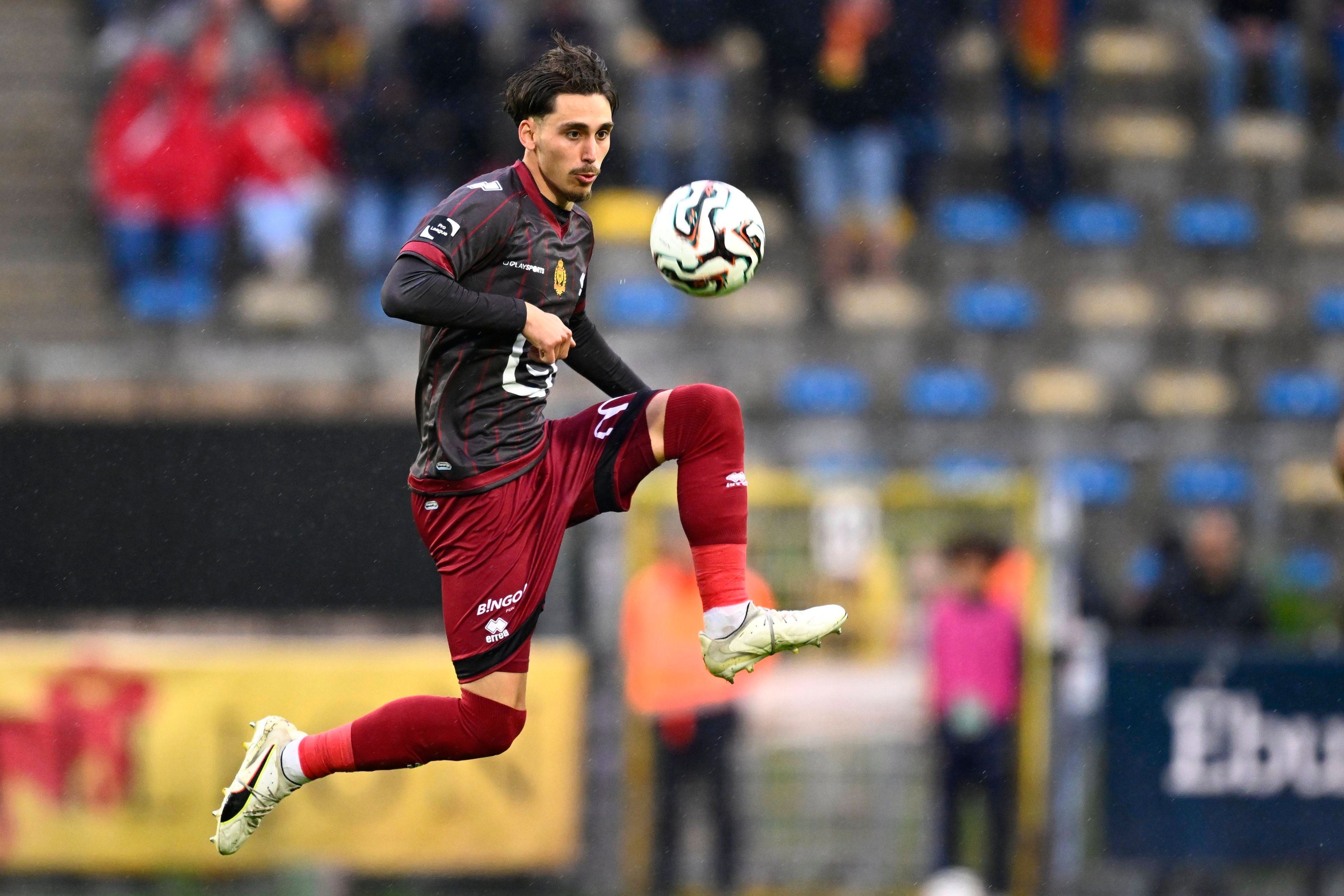 José Marsà springt und nimmt den Ball an.