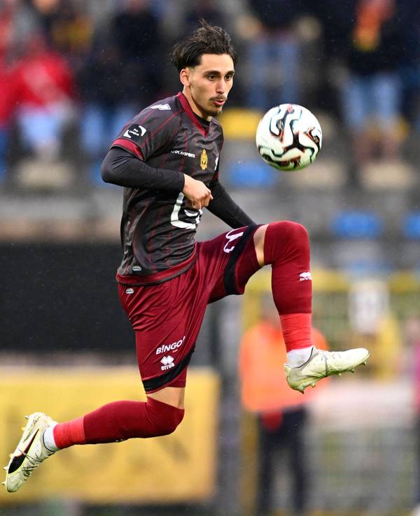 José Marsà springt und nimmt den Ball an.