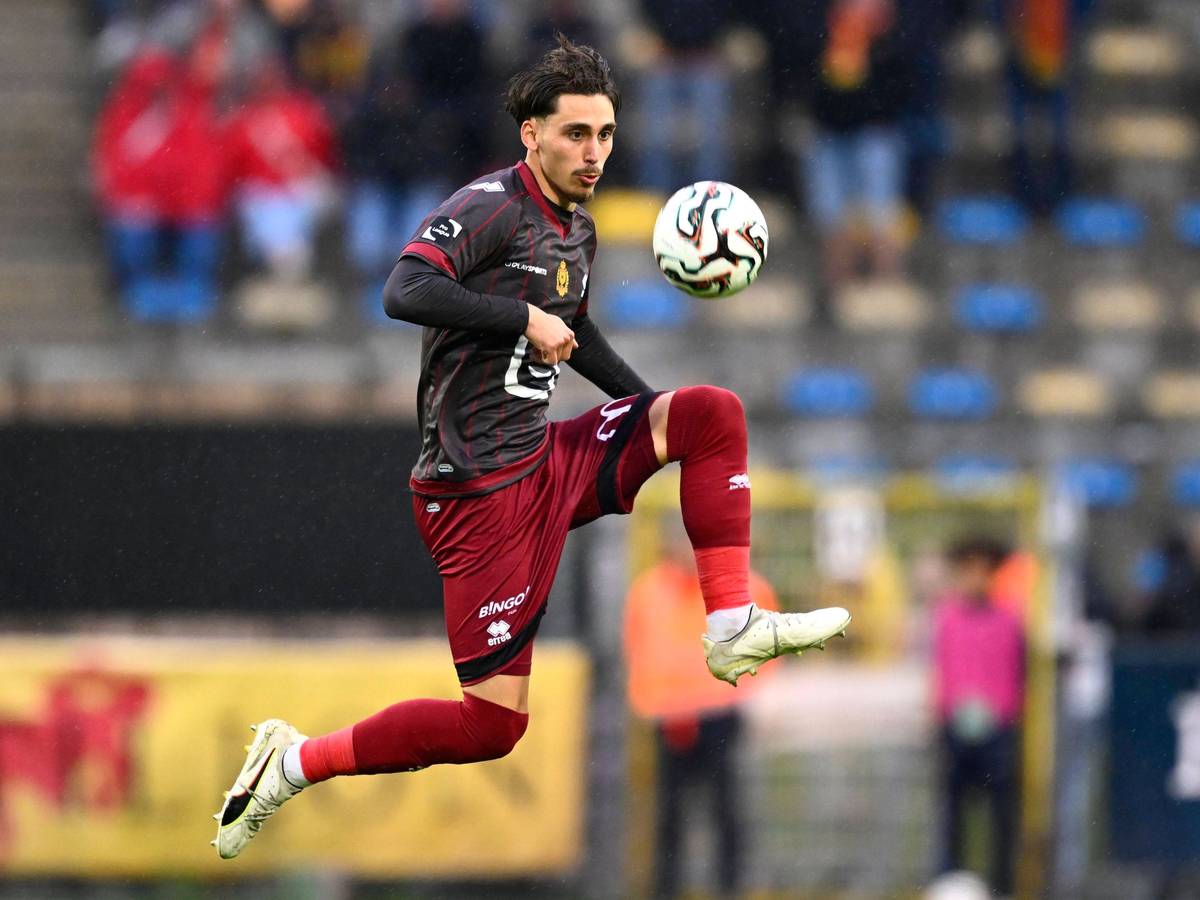 José Marsà springt und nimmt den Ball an.