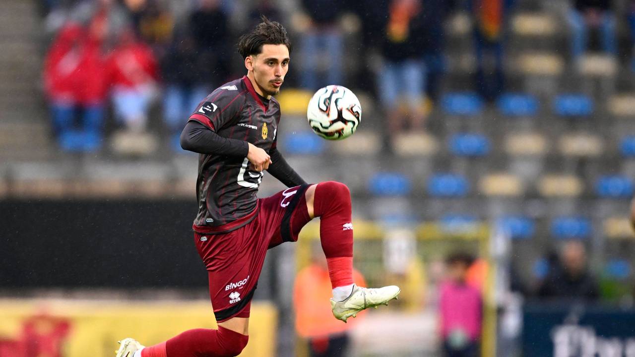 José Marsà springt und nimmt den Ball an.