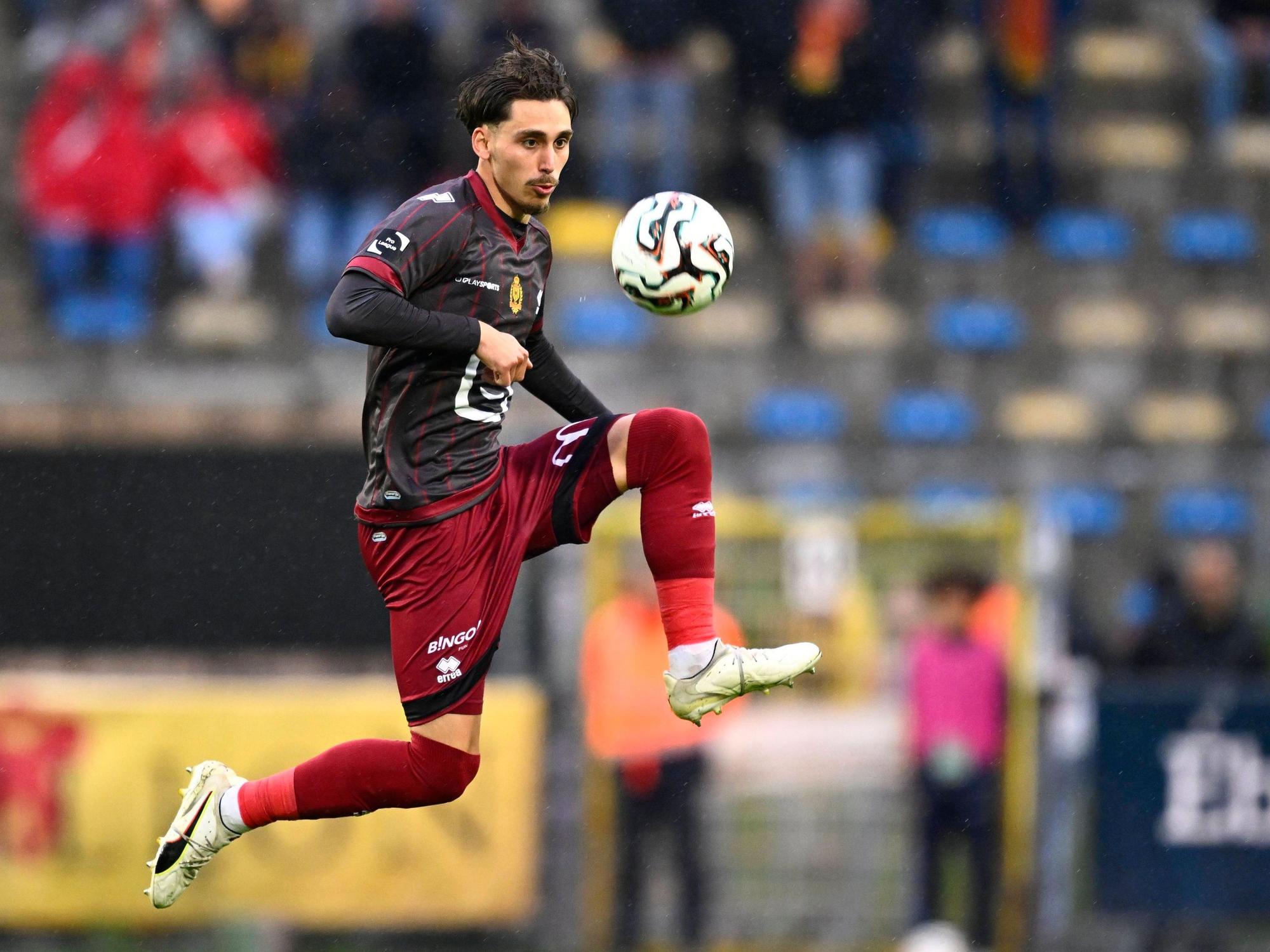 José Marsà springt und nimmt den Ball an.