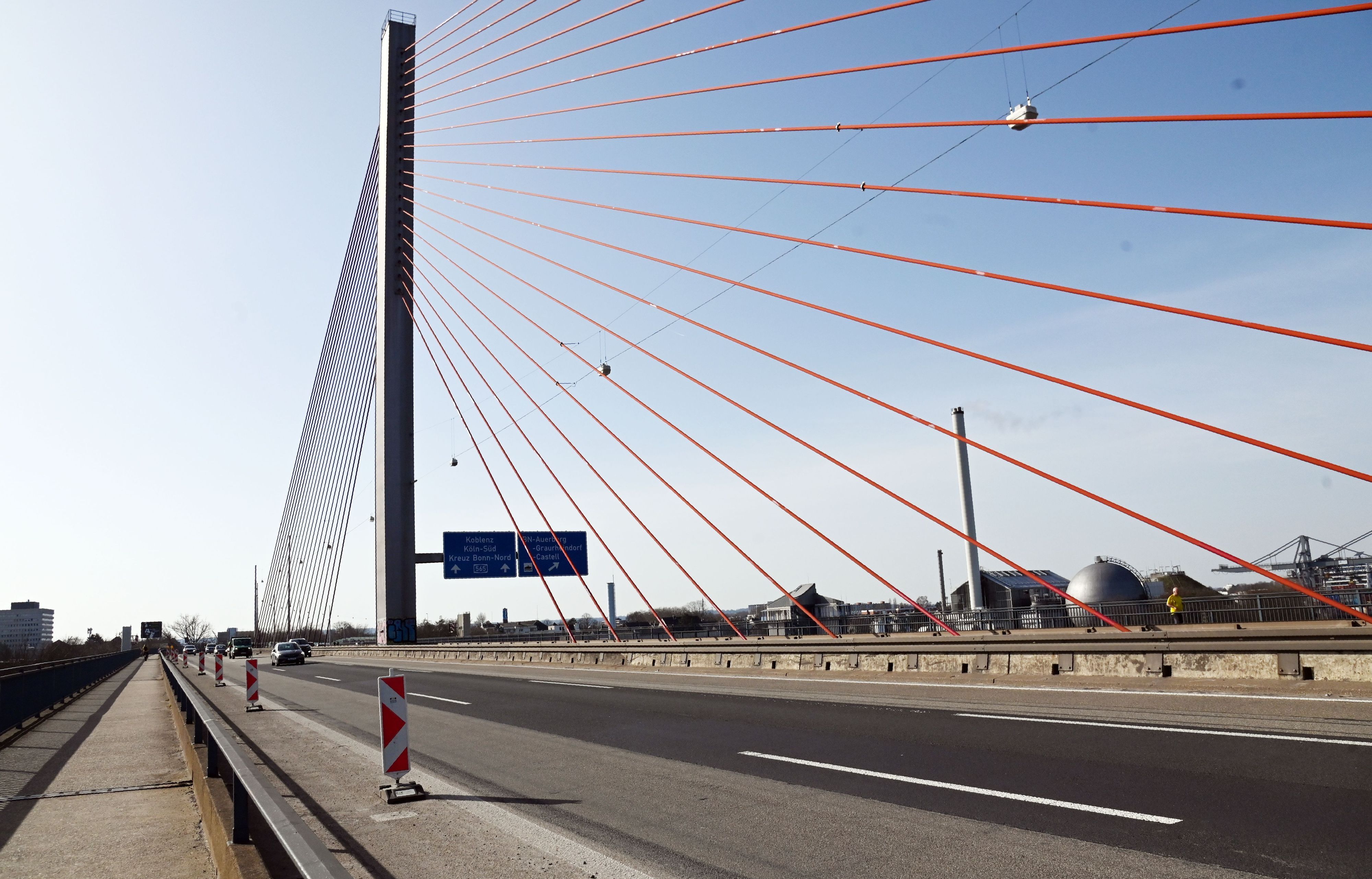 Die Autobahn A565 auf der Bonner Nordbrücke war zunächst für Lkw gesperrt worden. Anschließend wurde sie komplett gesperrt.