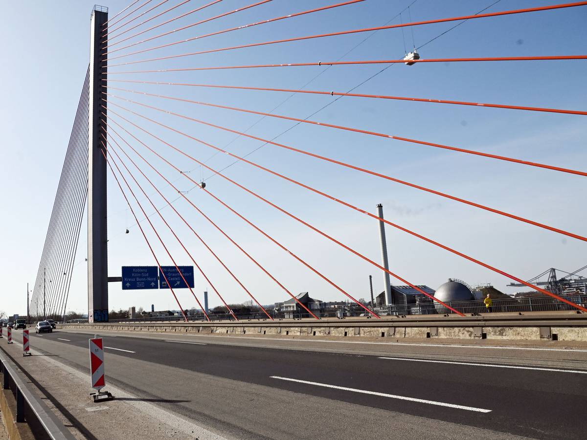 Die Autobahn A565 auf der Bonner Nordbrücke war zunächst für Lkw gesperrt worden. Anschließend wurde sie komplett gesperrt.
