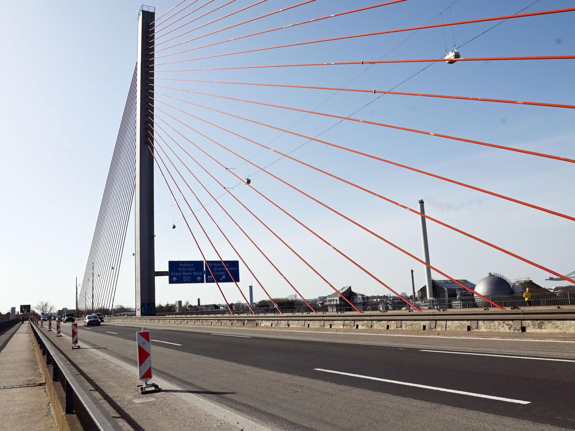 Die Autobahn A565 auf der Bonner Nordbrücke war zunächst für Lkw gesperrt worden. Anschließend wurde sie komplett gesperrt.