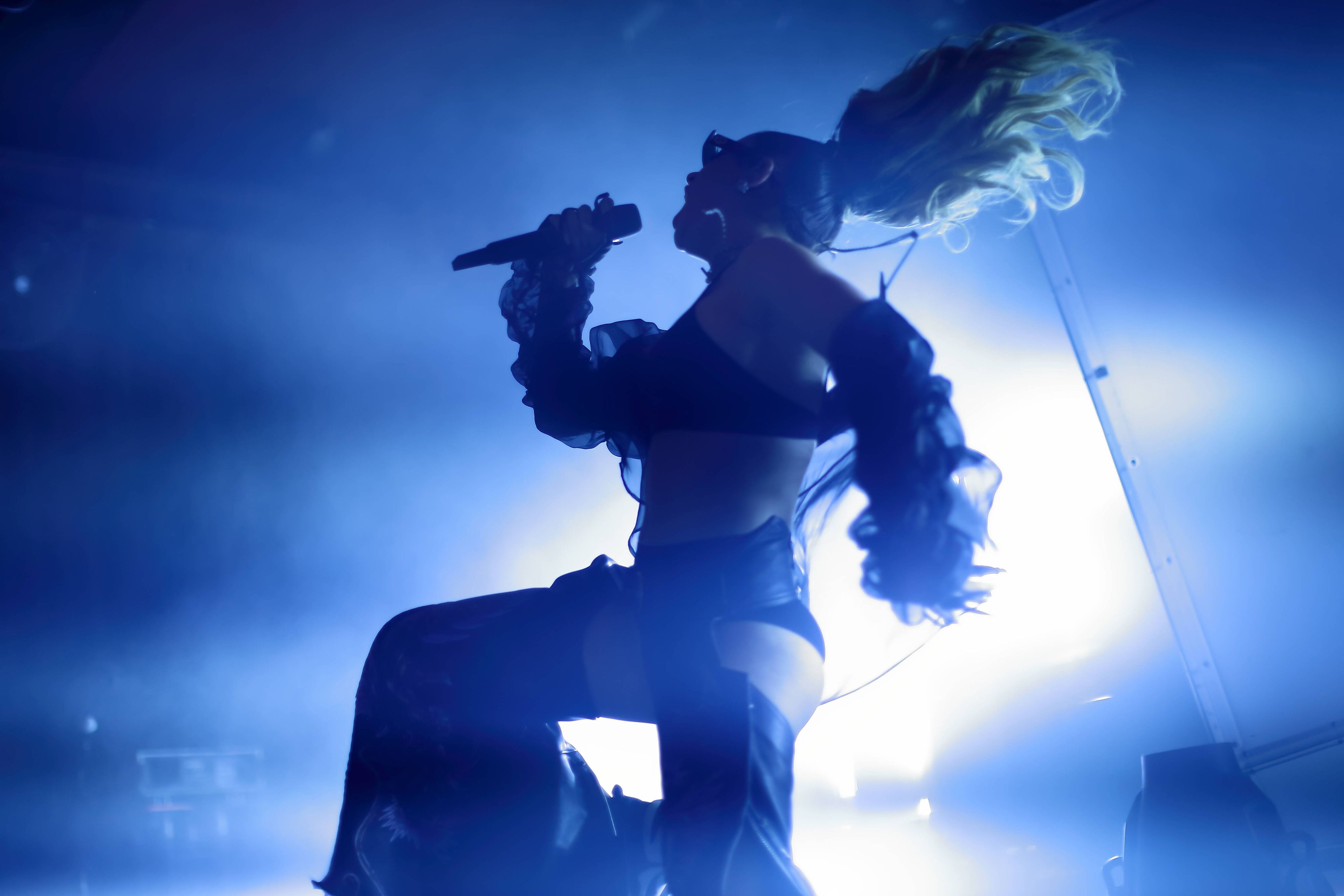 Charli XCX bei einem Konzert in Berlin.
