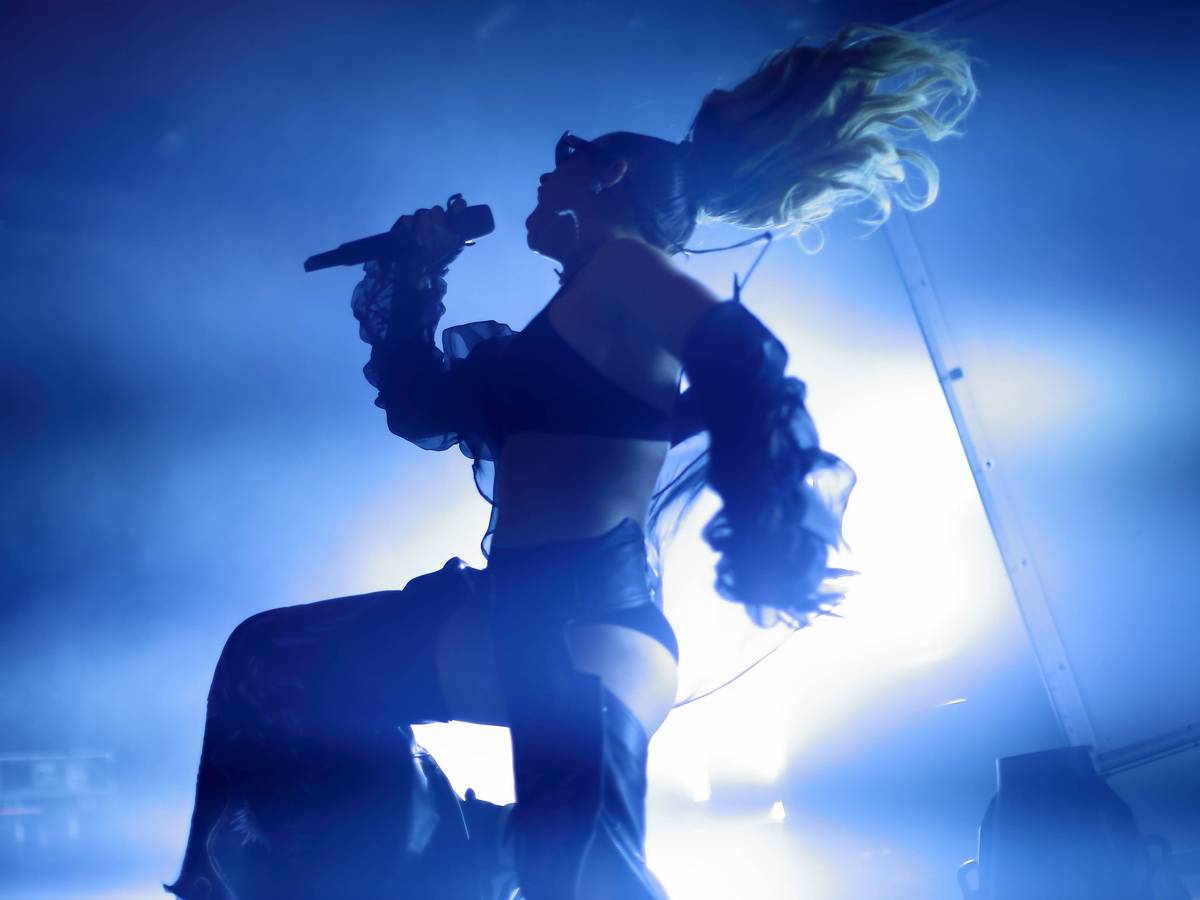Charli XCX bei einem Konzert in Berlin.