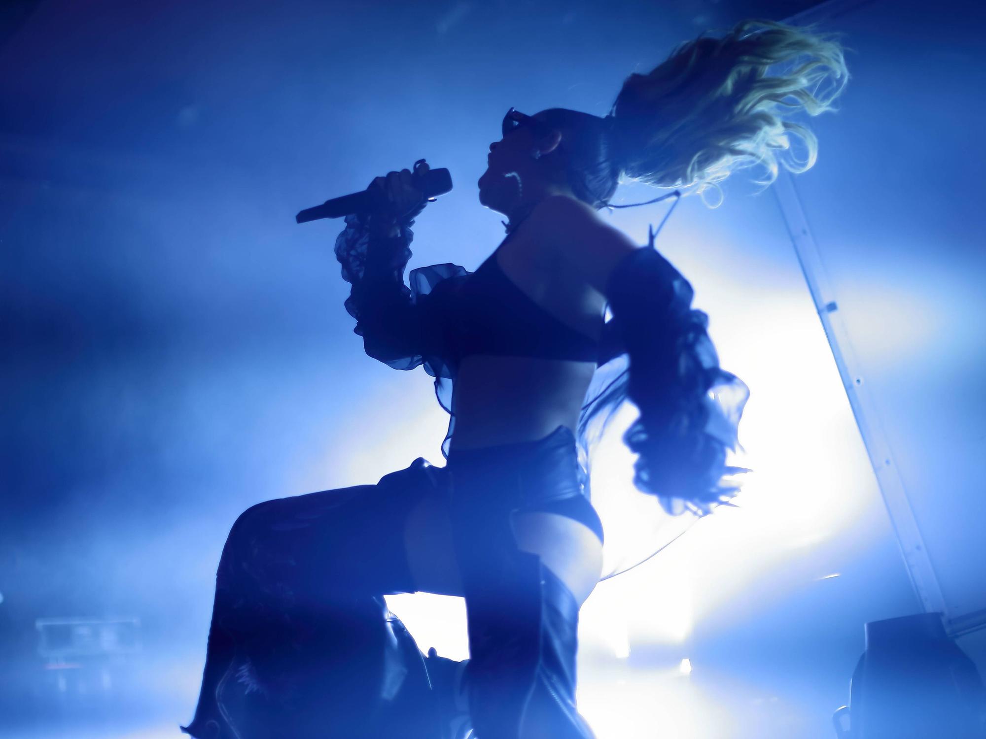 Charli XCX bei einem Konzert in Berlin.