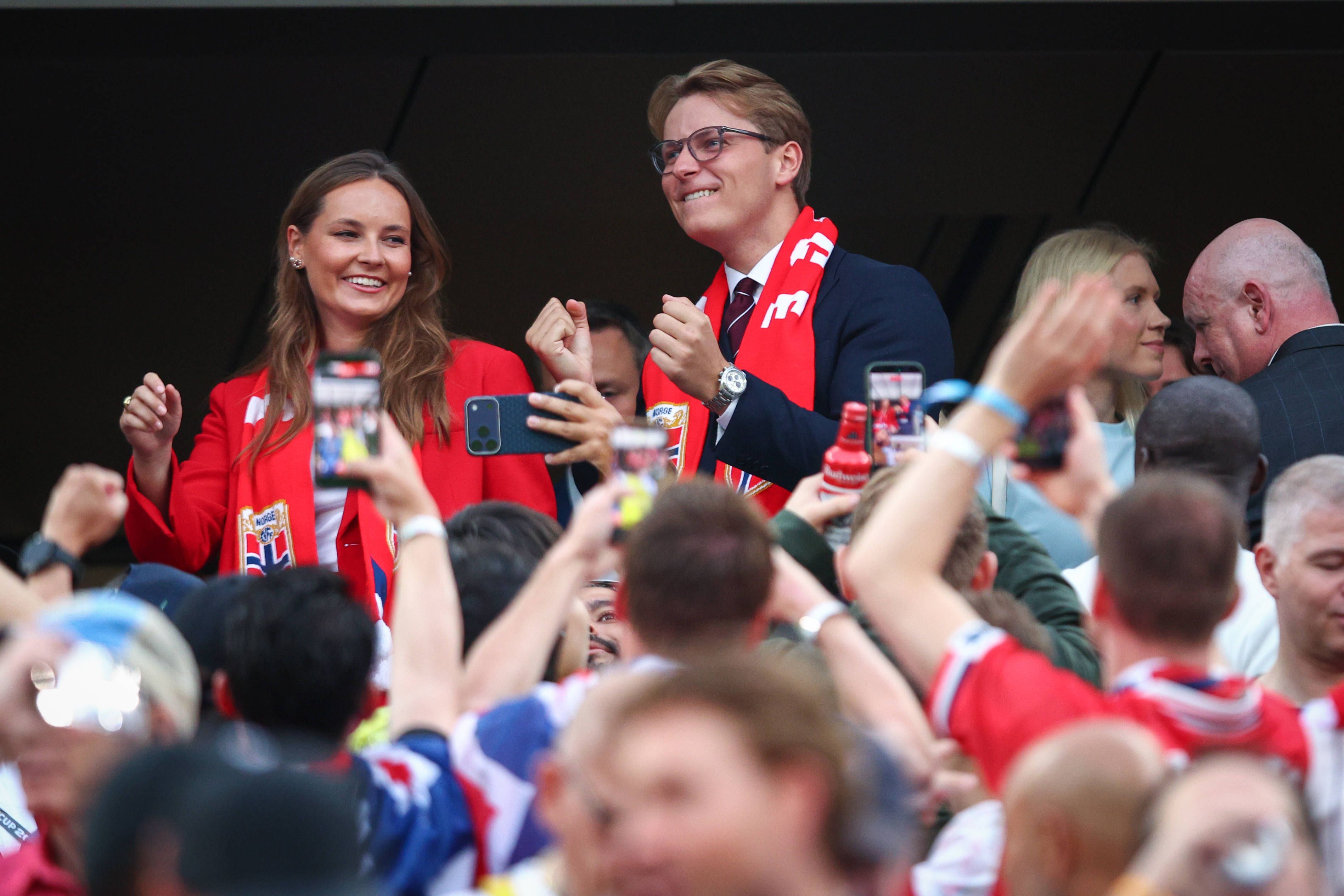 Prinzessin Ingrid Alexandra von Norwegen und ihr Bruder, Prinz Sverre Magnus, auf der Tribüne des „New York New Jersey Stadium“ in East Rutherford. Vor dem WM-Gruppenspiel gegen den Senegal zeigten sich die royalen Geschwister gut gelaunt in den USA.