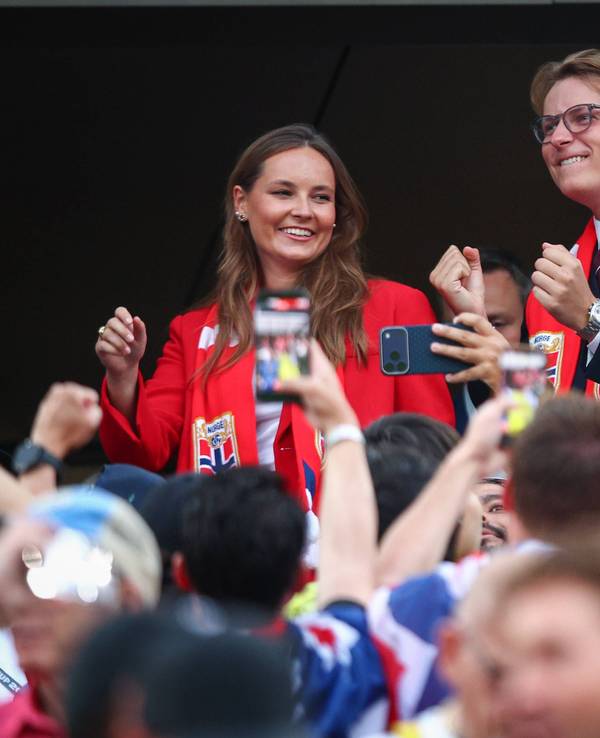 Prinzessin Ingrid Alexandra von Norwegen und ihr Bruder, Prinz Sverre Magnus, auf der Tribüne des „New York New Jersey Stadium“ in East Rutherford. Vor dem WM-Gruppenspiel gegen den Senegal zeigten sich die royalen Geschwister gut gelaunt in den USA.