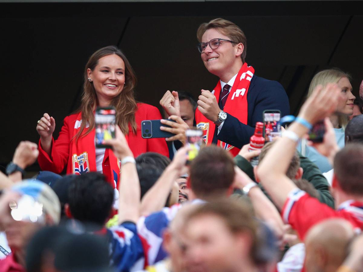 Prinzessin Ingrid Alexandra von Norwegen und ihr Bruder, Prinz Sverre Magnus, auf der Tribüne des „New York New Jersey Stadium“ in East Rutherford. Vor dem WM-Gruppenspiel gegen den Senegal zeigten sich die royalen Geschwister gut gelaunt in den USA.