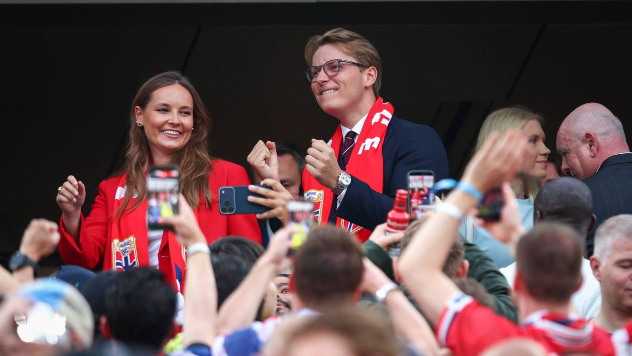 Prinzessin Ingrid Alexandra von Norwegen und ihr Bruder, Prinz Sverre Magnus, auf der Tribüne des „New York New Jersey Stadium“ in East Rutherford. Vor dem WM-Gruppenspiel gegen den Senegal zeigten sich die royalen Geschwister gut gelaunt in den USA.
