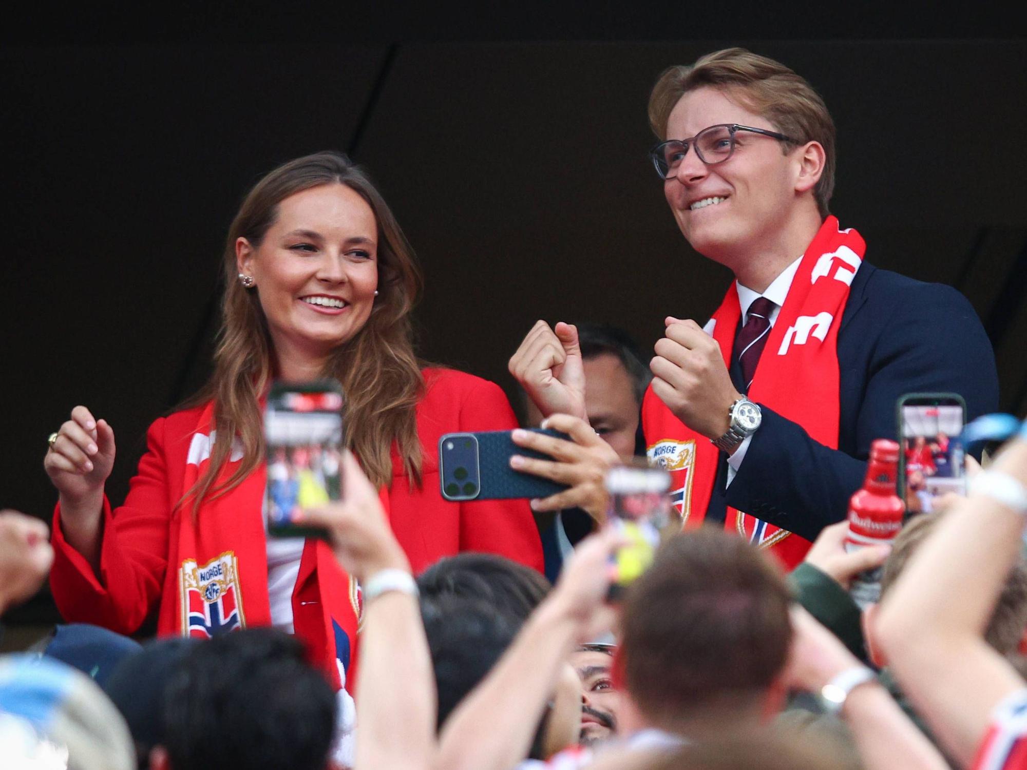 Prinzessin Ingrid Alexandra von Norwegen und ihr Bruder, Prinz Sverre Magnus, auf der Tribüne des „New York New Jersey Stadium“ in East Rutherford. Vor dem WM-Gruppenspiel gegen den Senegal zeigten sich die royalen Geschwister gut gelaunt in den USA.