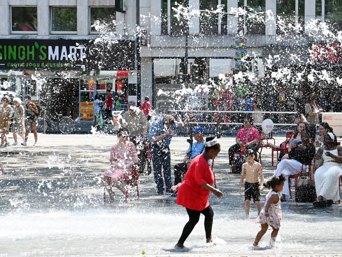 Hitzewelle in Köln: Am Neumarkt suchen die Menschen Abkühlung am Brunnen.
