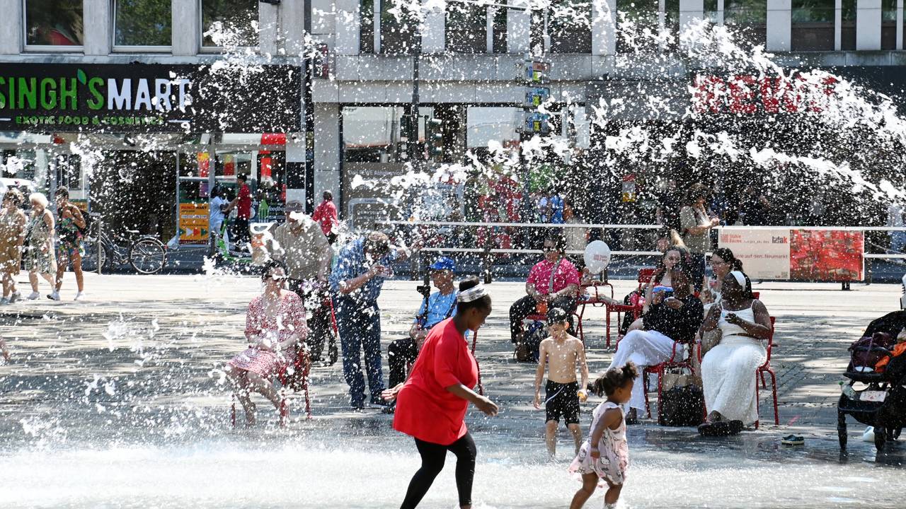 Hitzewelle in Köln: Am Neumarkt suchen die Menschen Abkühlung am Brunnen.