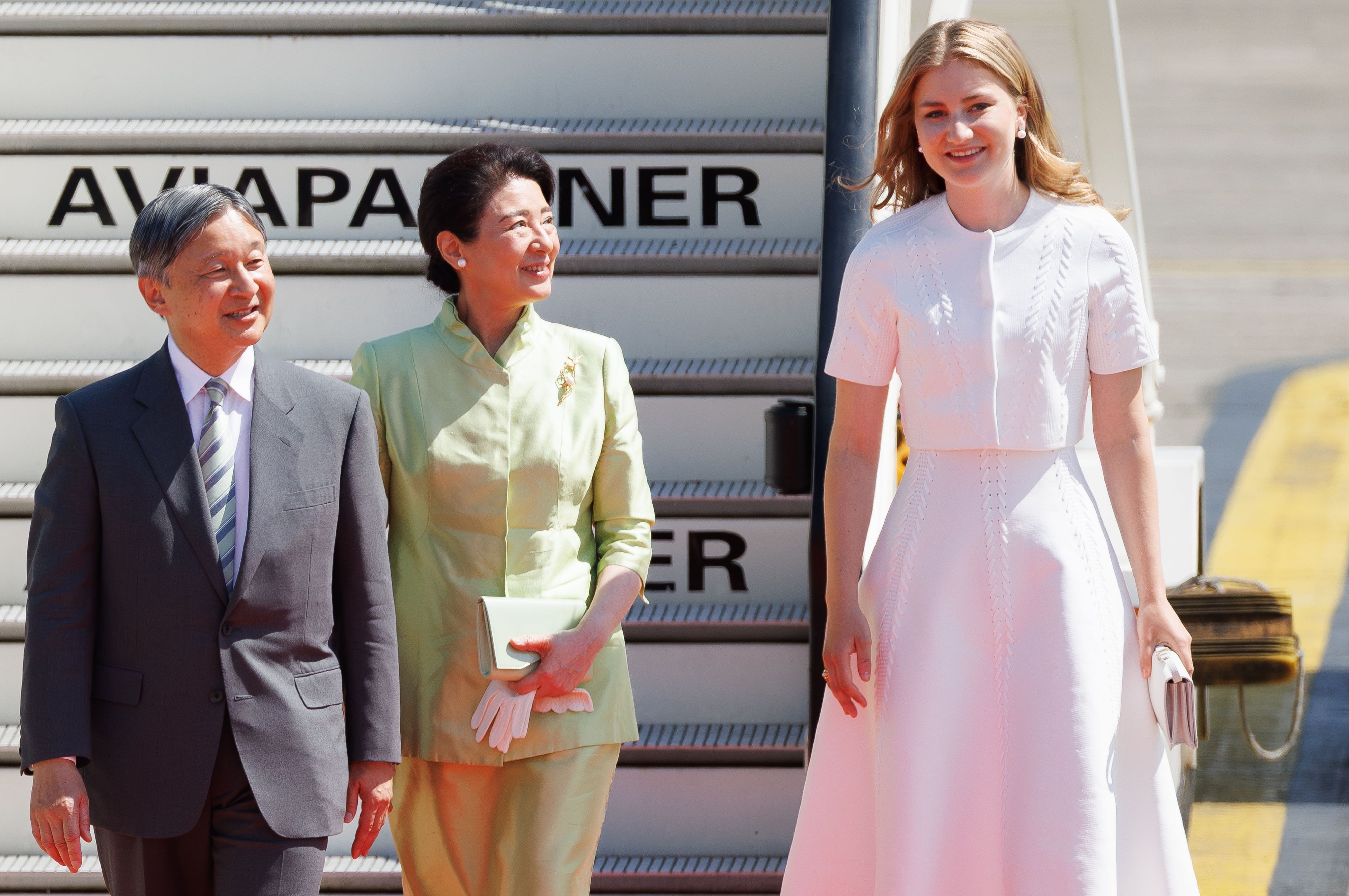 Der japanische Kaiser Naruhito (l) und die japanische Kaiserin Masako (M) werden von der belgischen Kronprinzessin Elisabeth auf dem Militärflughafen Melsbroek begrüßt.