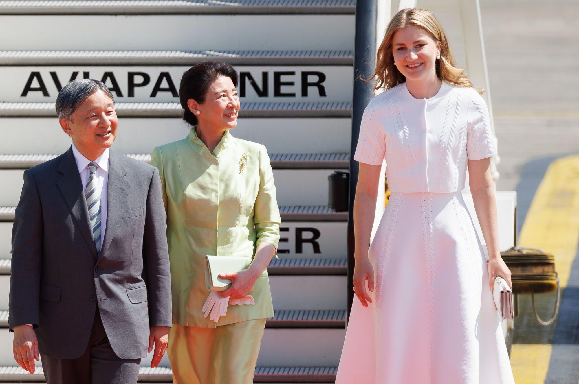 Der japanische Kaiser Naruhito (l) und die japanische Kaiserin Masako (M) werden von der belgischen Kronprinzessin Elisabeth auf dem Militärflughafen Melsbroek begrüßt.