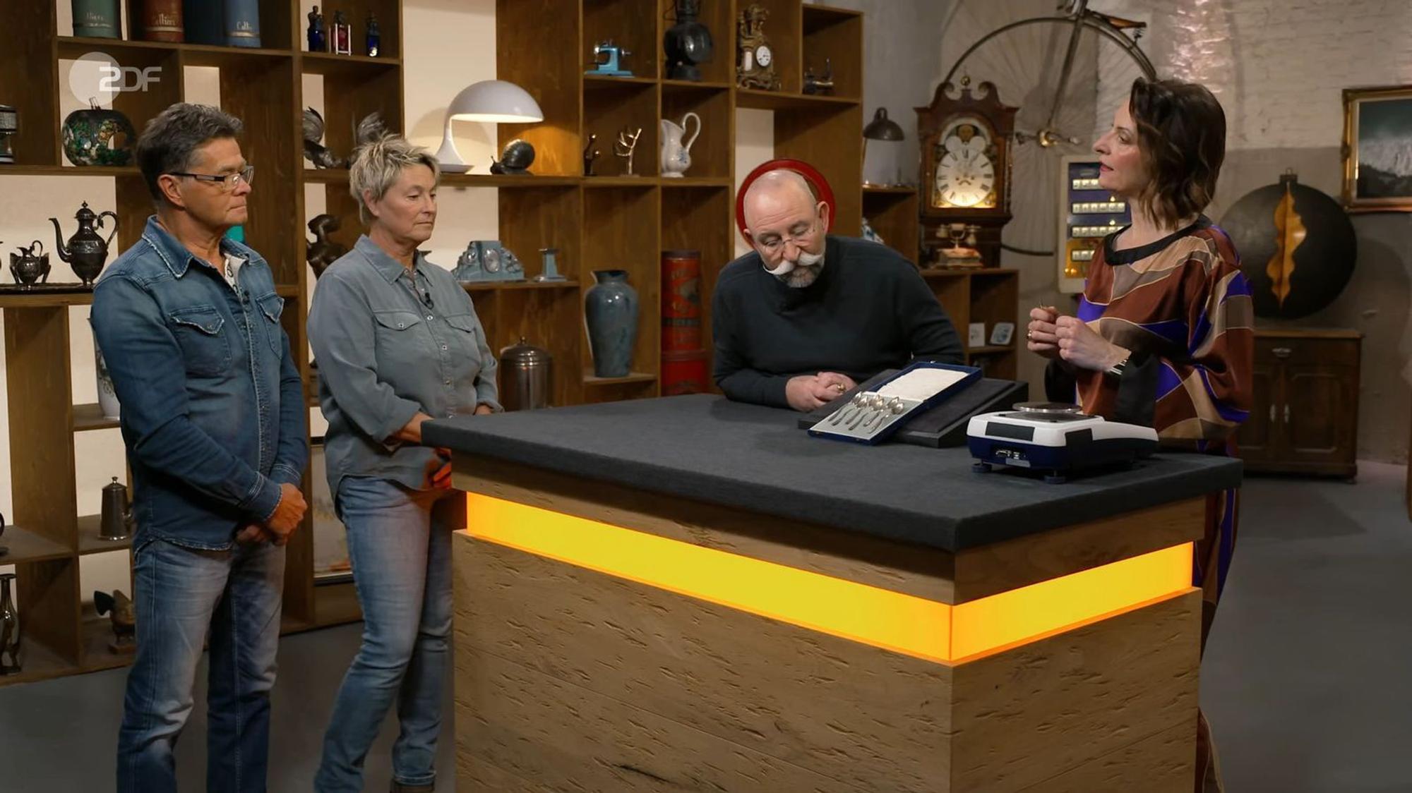 Verkäufer Peter hatte die Löffel von seiner Mutter geschenkt bekommen. (Bild: ZDF)