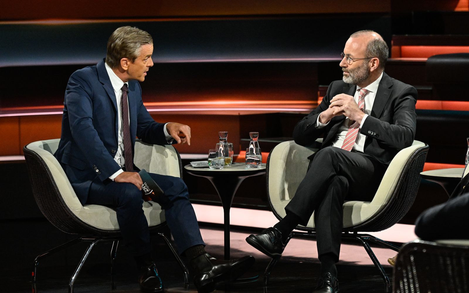 Im Gespräch mit Markus Lanz reagierte CSU-Vize Manfred Weber schwammig, als es um Kritik an Markus Lanz ging. (Bild: ZDF / Markus Hertrich)