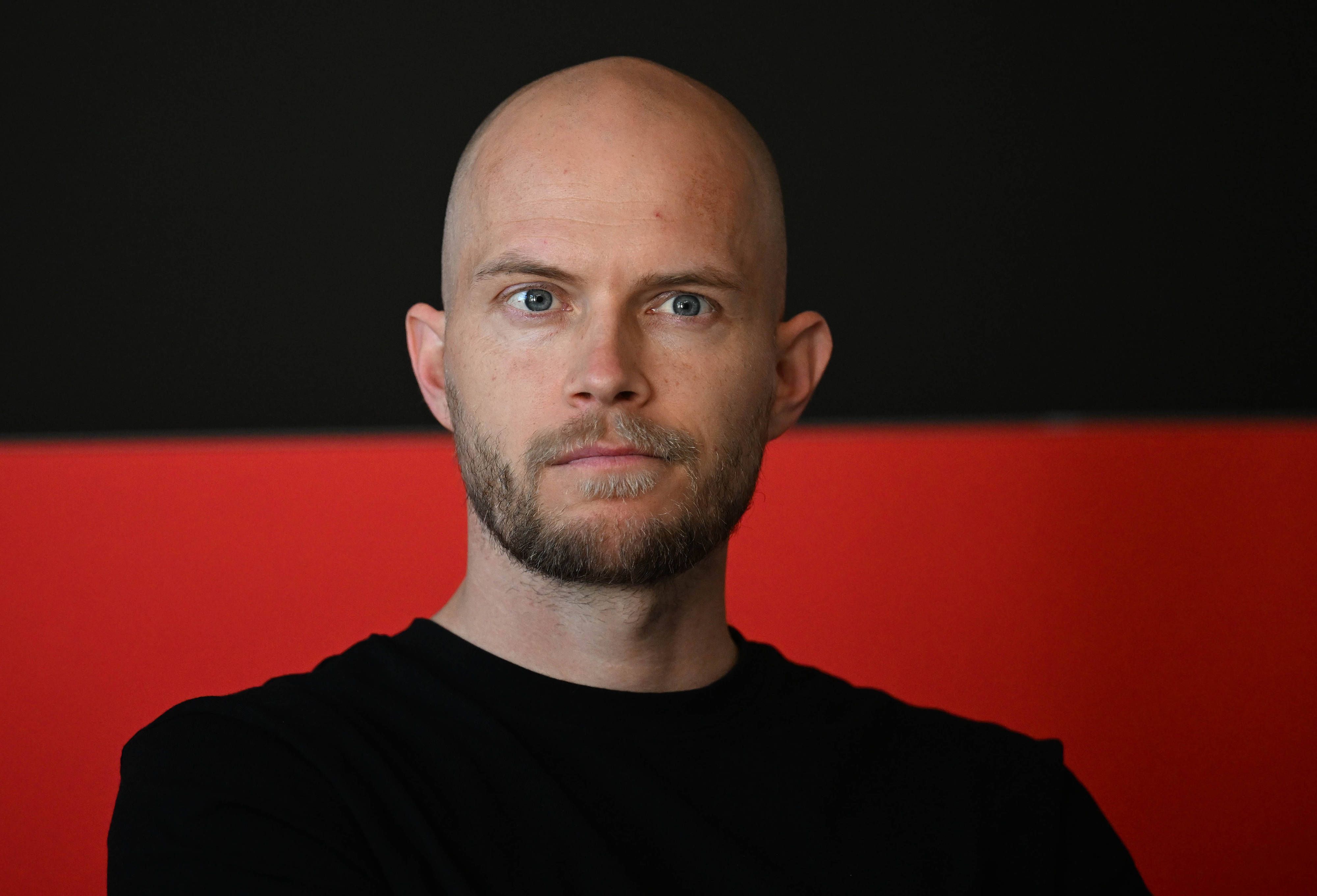 Cheftrainer René Wagner bei einer Medienrunde am Geißbockheim.