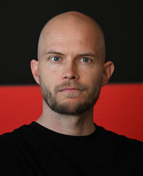 Cheftrainer René Wagner bei einer Medienrunde am Geißbockheim.
